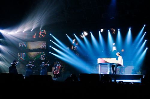 金發(fā)紅衣驚艷亮相，張藝興《大航海2》演唱會(huì)燃爆舞臺(tái)